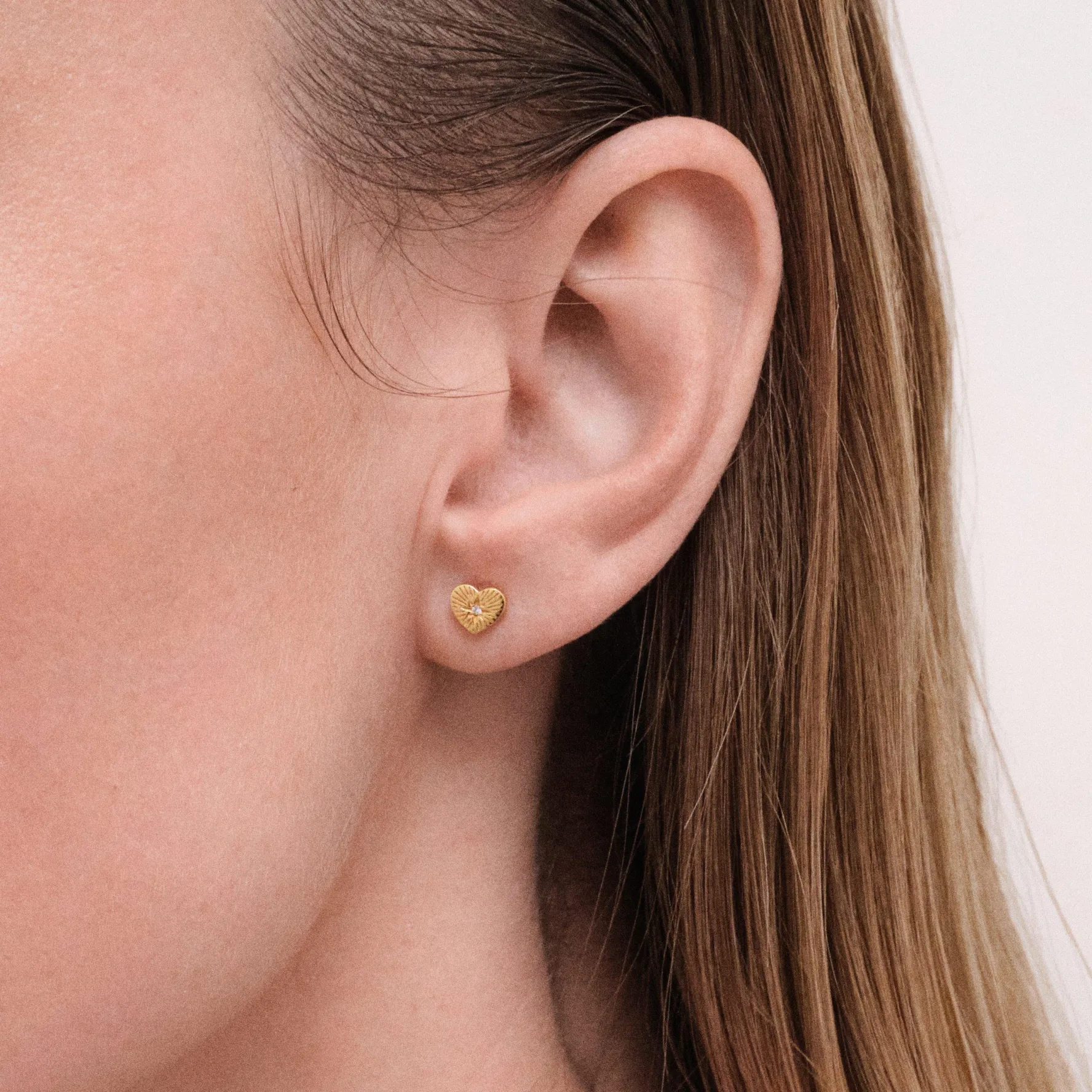 Astley Clarke Biography 18ct Yellow Gold Vermeil White Sapphire Heart Stud Earrings