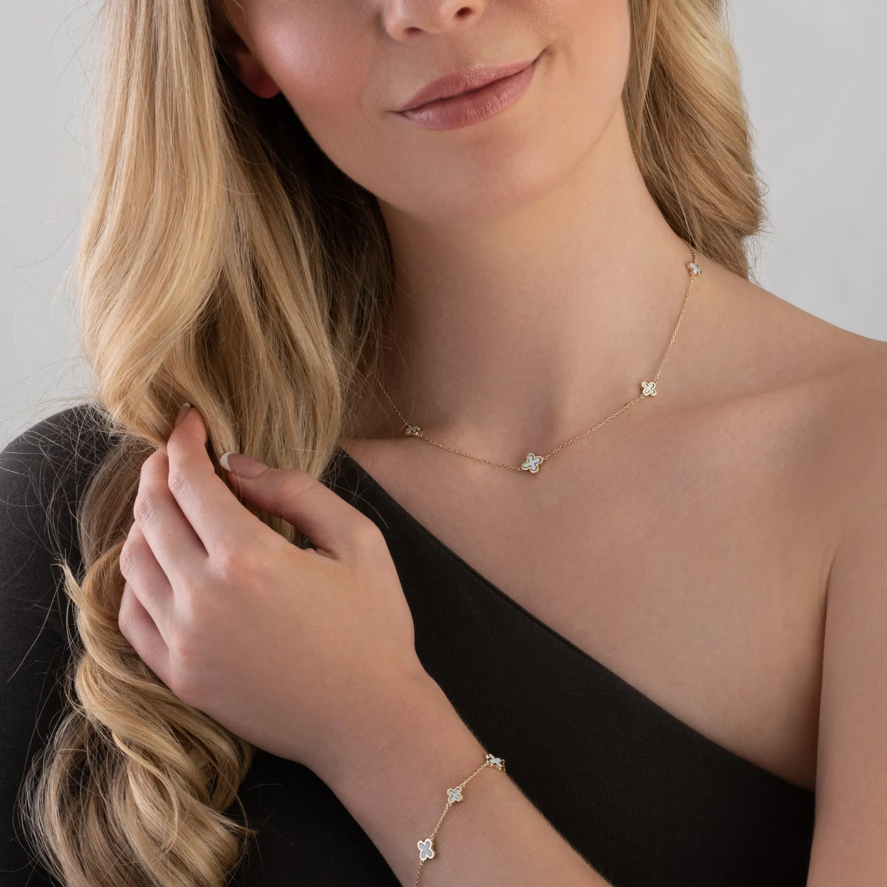 Beaverbrooks 9ct Yellow Gold Mother of Pearl Clover Necklace
