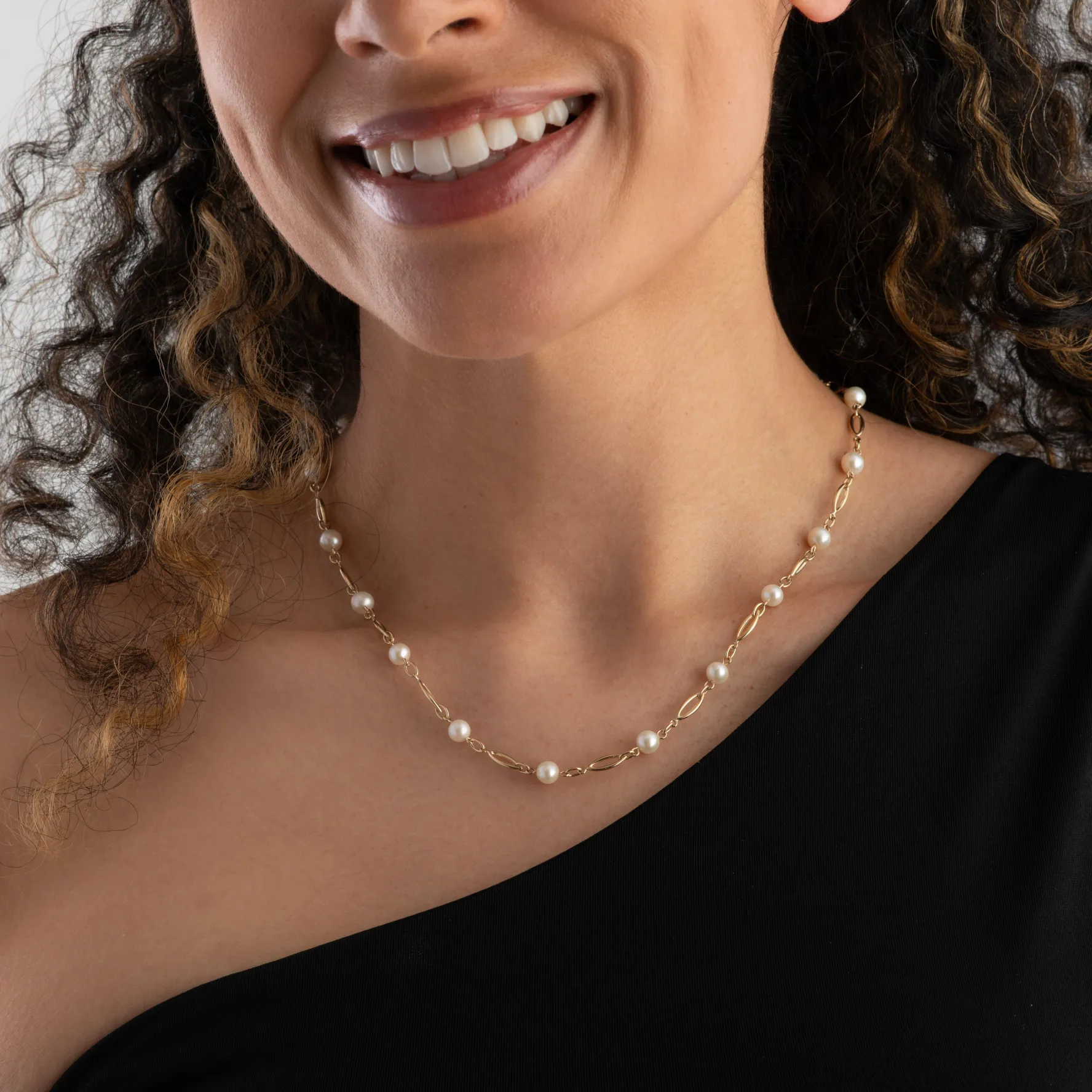 Beaverbrooks 9ct Yellow Gold Freshwater Cultured Pearl Necklace
